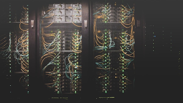 一个巨大的数字锁图标，象征高级数据安全与加密保护